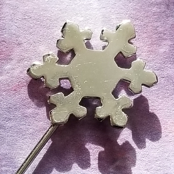 Vintage Jewelry - Relisted - Vintage snowflake stick pin silver tone holiday